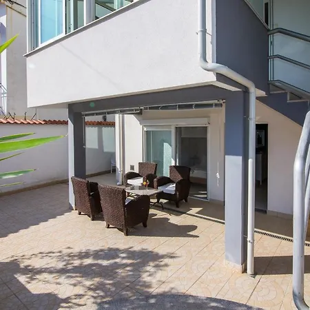 Lili Flora Apartmán *